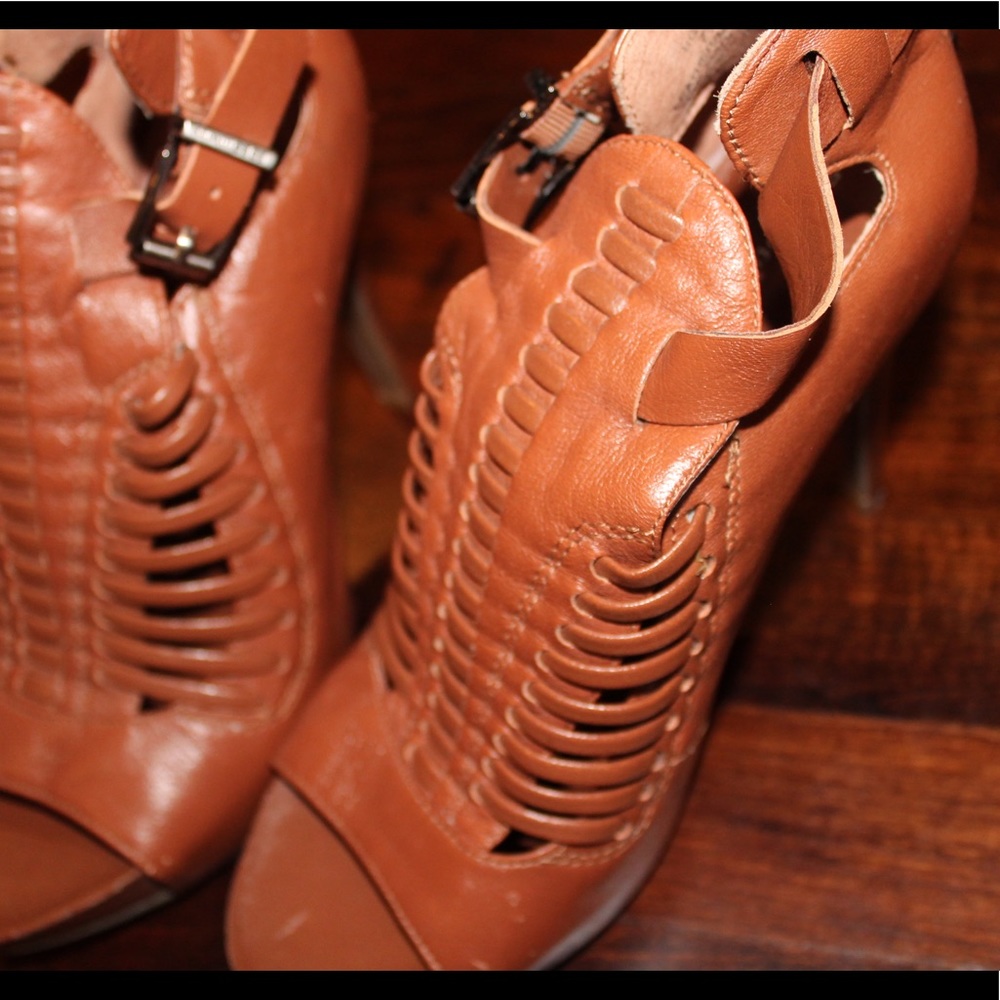 Brown leather BCBG shoes! NEVER WORN. Perfect to pair with a dress or jeans👡